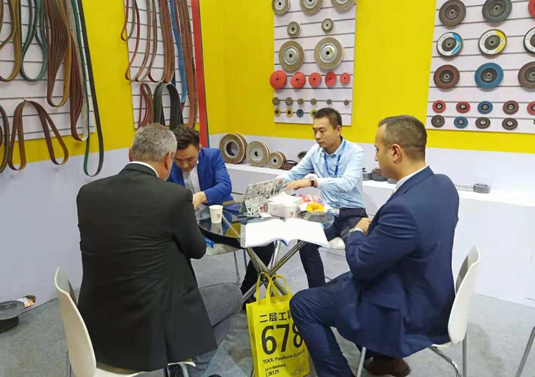 亿宏磨具展位与客户洽谈 亿宏磨具展位与客户洽谈