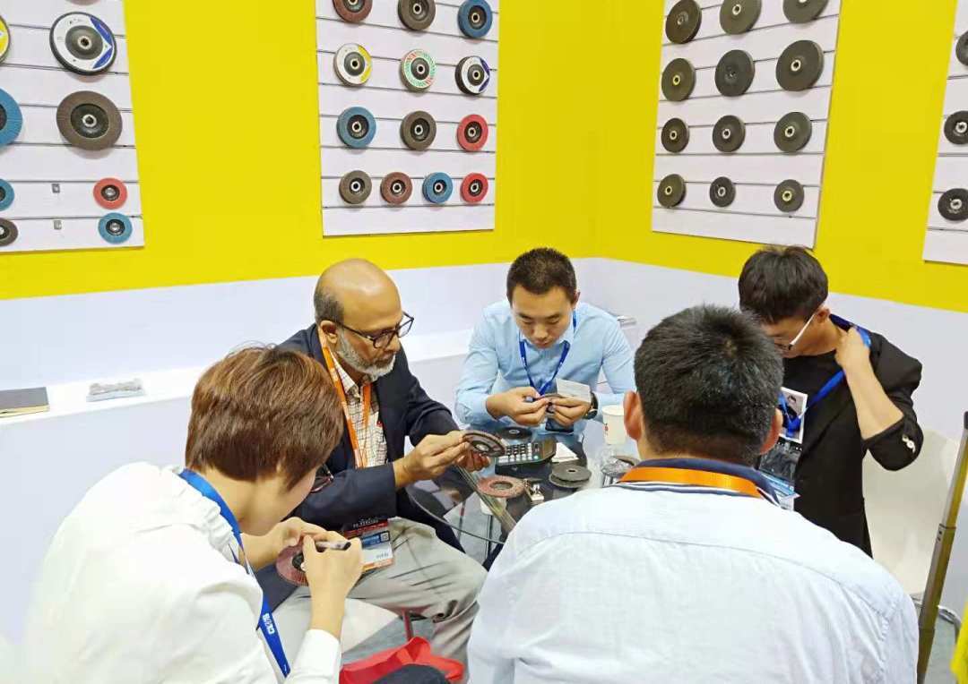 亿宏磨具展会与客户洽谈 亿宏磨具展会与客户洽谈